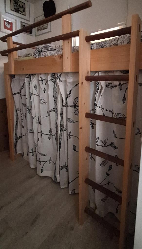 Bed, Hoogslaper, hout, handgemaakt timmerman, matras 160x70, Ophalen, Zo goed als nieuw, 80 cm, Natuurlijk hout met avontuurlijke boomhut eronder