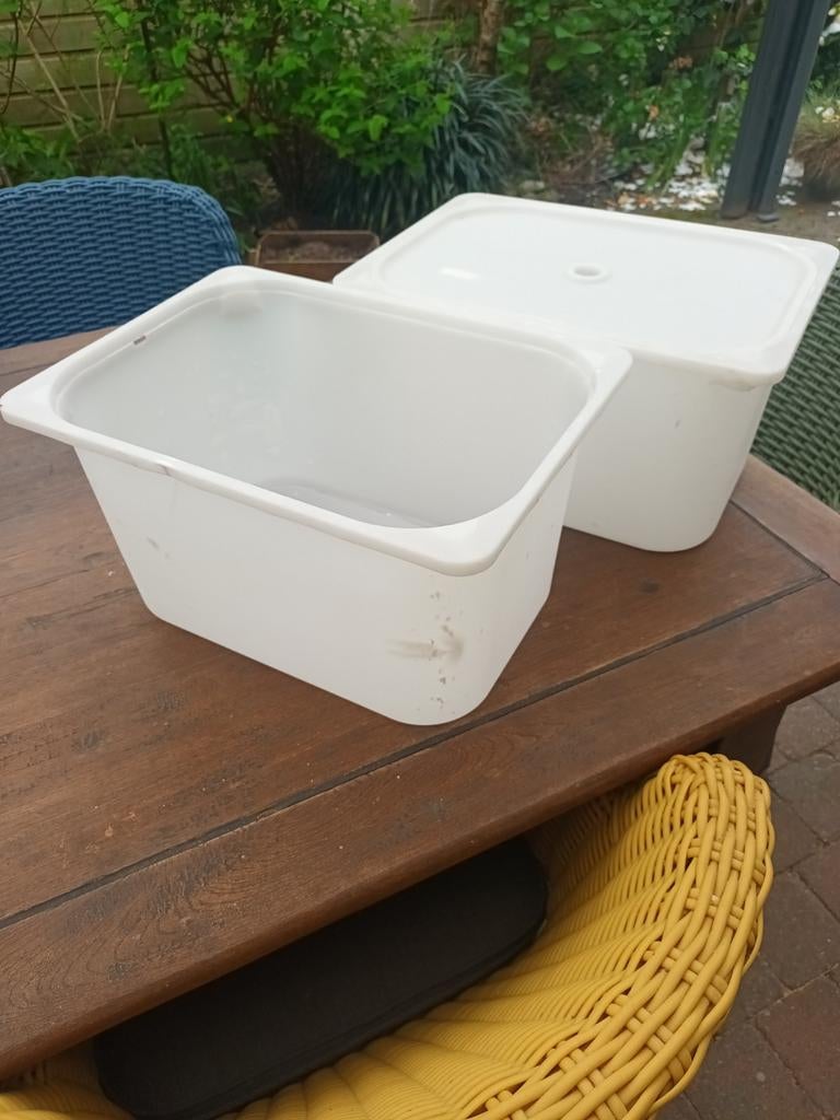 2 witte bakken van ikea. 1 met deksel 42 bij 30 bij 23 cm, Ophalen of Verzenden, Gebruikt