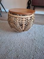 Rieten bijzettafel met houten blad, Huis en Inrichting, Ophalen, Minder dan 45 cm, Minder dan 55 cm, Gebruikt