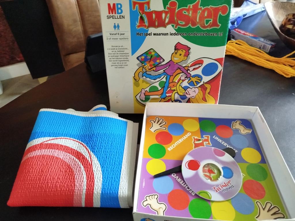 Twister spel van MB Spellen, Hobby en Vrije tijd, Gezelschapsspellen | Bordspellen, Vijf spelers of meer, Ophalen of Verzenden