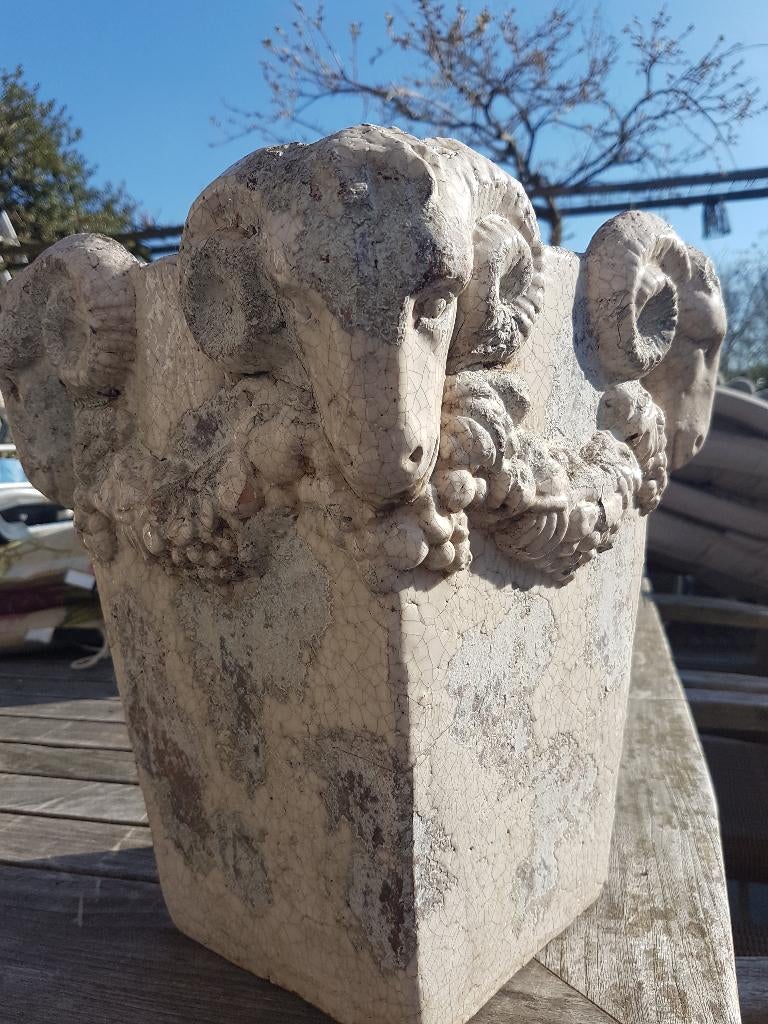 PTMD zware bloempot met ramskoppen, Ophalen, Steen, Overige kleuren, Zo goed als nieuw