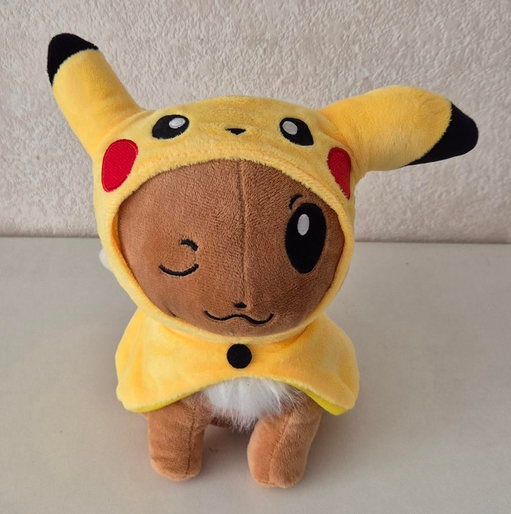 Pokémon Eevee met Pikachu cape, Ophalen of Verzenden, Zo goed als nieuw