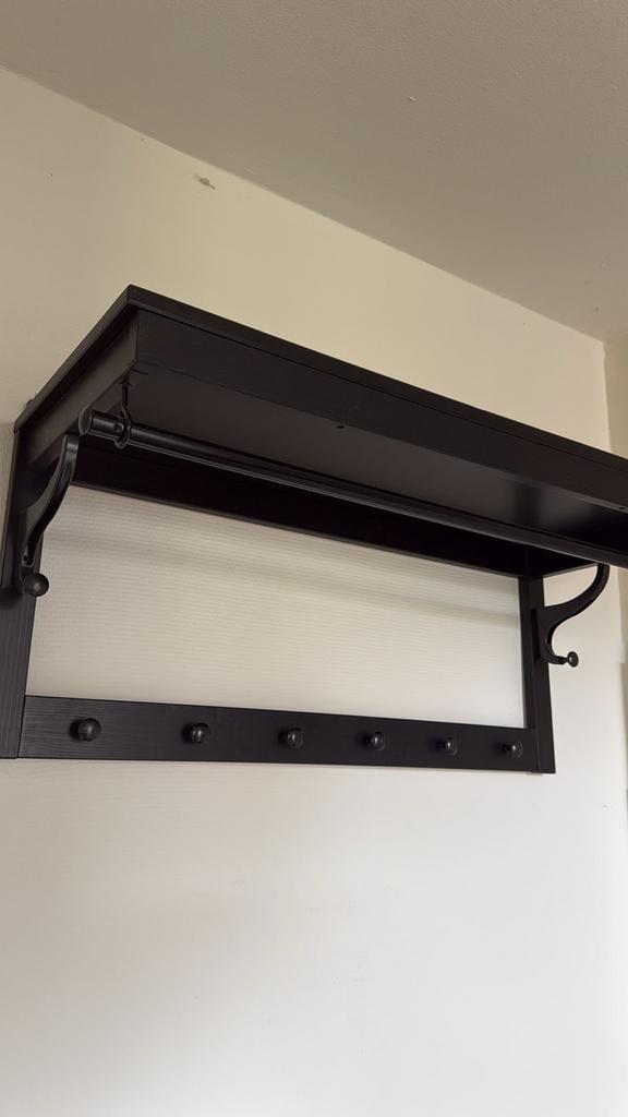 Zwarte wandkapstok met veel ruimte voor jassen, Huis en Inrichting, Woonaccessoires | Kapstokken, Wandkapstok, Gebruikt, Ophalen of Verzenden