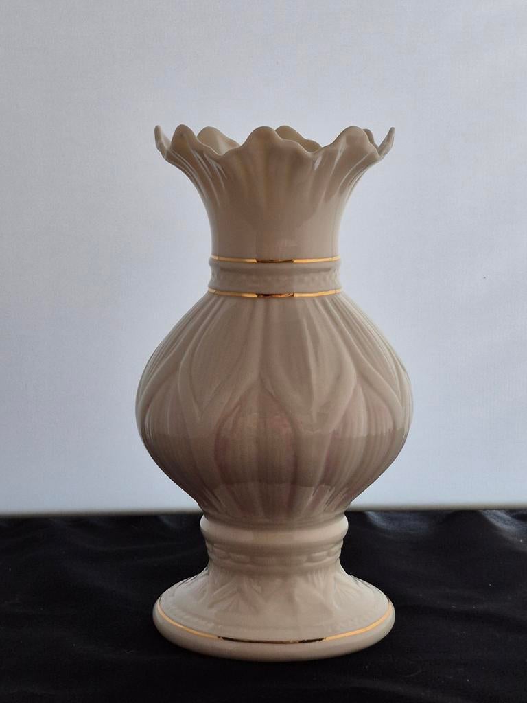 Porseleinen vaasje belleek ireland wit zacht roze goud, Ophalen of Verzenden