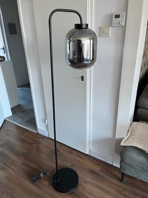 Mooie Vloerlamp., Huis en Inrichting, Woonaccessoires | Wandplanken en Boekenplanken, Zo goed als nieuw, Ophalen