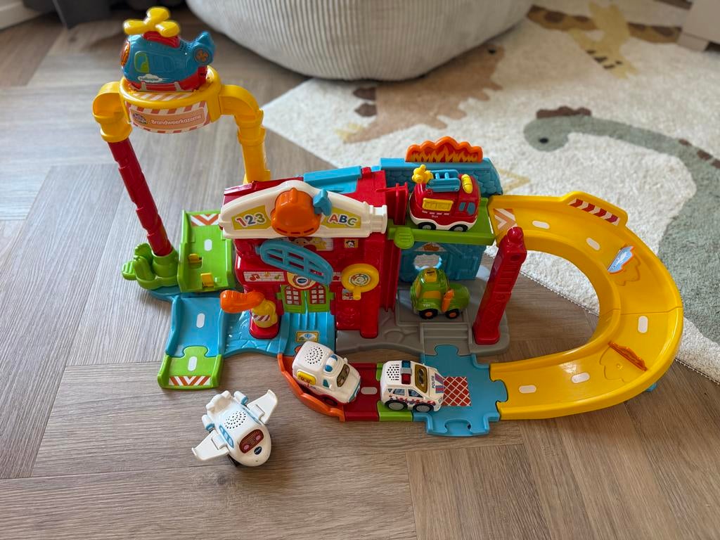 Vtech brandweerkazerne inclusief 6 toet toet, Ophalen, Zo goed als nieuw, 2 tot 4 jaar