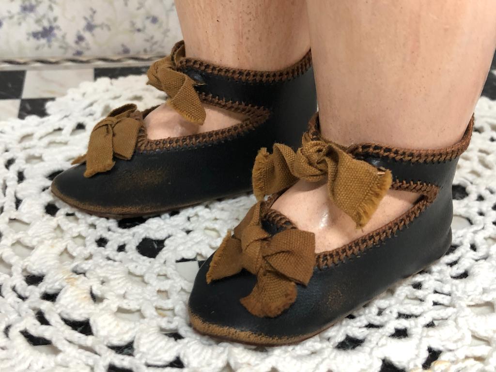 Poppenschoenen schoenen voor Jumeau pop nr. 8, Petrabochove@icloud.com, Verzenden, Harderwijkstraat 45 2573ZB Den Haag, Petra Bochove Restauratier