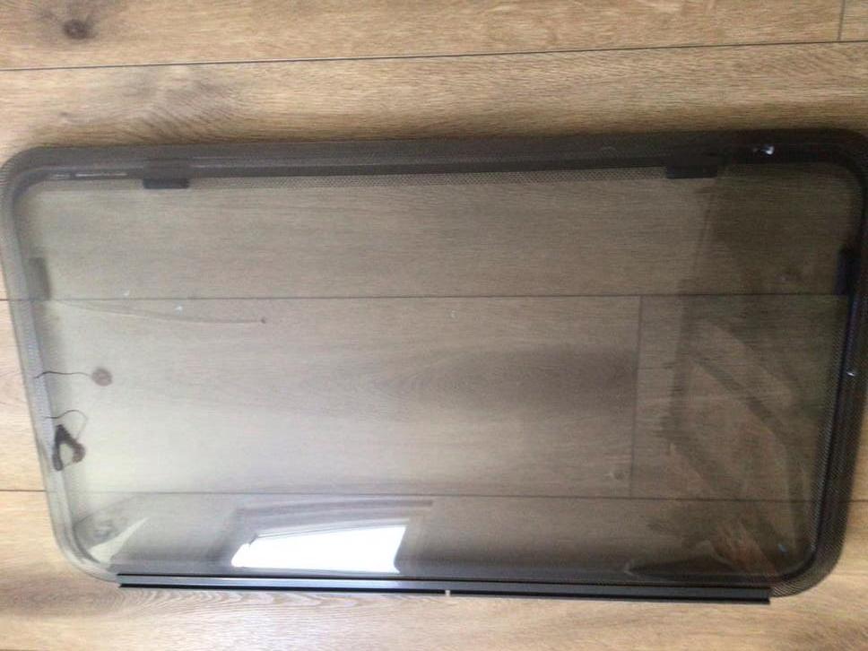 Kunststof raam Sunlight T68  (met 2 scheuren binnenzijde ), Caravans en Kamperen, Camper-accessoires, Gebruikt, Ophalen