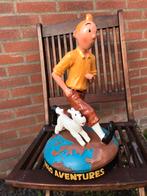 Kuifje en Bobby op de wereldbol, Ophalen of Verzenden, Kuifje, Gebruikt, Beeldje of Figuurtje
