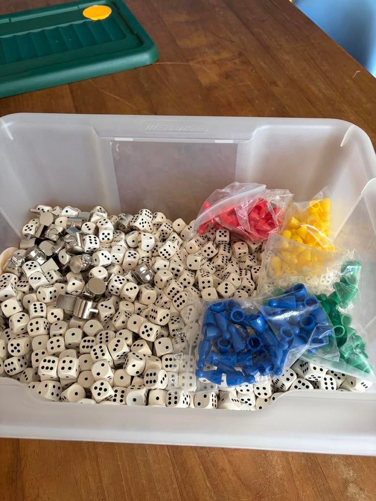 Grote hoeveelheid dobbelstenen en pionnen, Ophalen of Verzenden, Nieuw