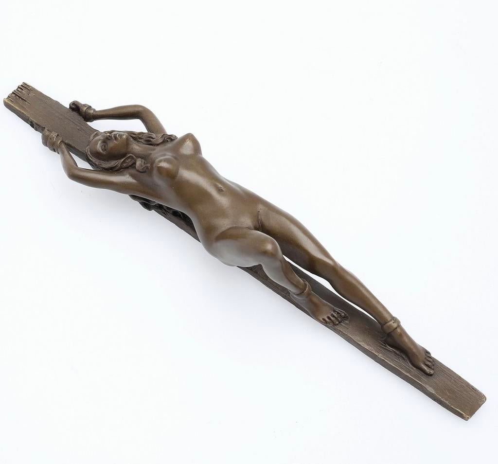 Bronzen beeld van geboeide vrouw op kruis, Ophalen of Verzenden