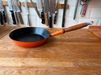 Le Creuset ‘signature’ koekenpan 24cm oranje in goede staat, Huis en Inrichting, Keuken | Potten en Pannen, Gebruikt, Ophalen of Verzenden