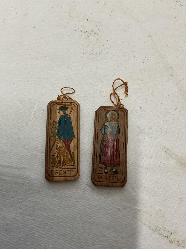 Winterhulp klederdracht 2 x, Verzamelen, Ophalen of Verzenden, Nederland