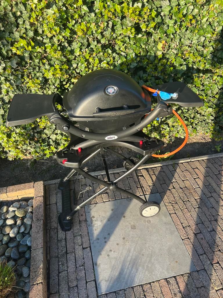 Weber Q2000 gasbarbecue met onderstel, Tuin en Terras, Gasbarbecues, Ophalen, Gebruikt