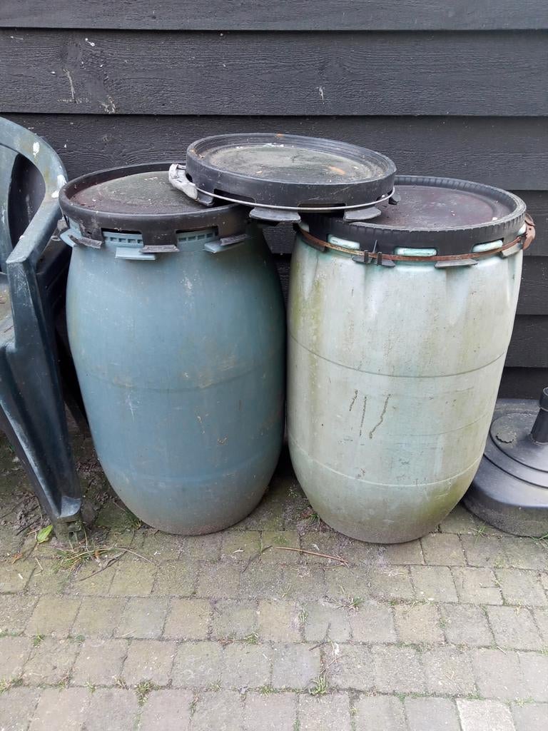 2x kunststof oude ton met 3 deksels, Tuin en Terras, Regentonnen, 150 liter of meer, Ophalen, Gebruikt