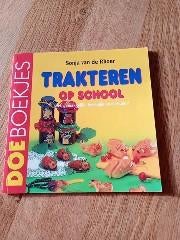Doe Boekjes: Trakteren op School - Sonja van de Rhee, Ophalen of Verzenden, Zo goed als nieuw, Sonja van de Rhee, Non-fictie