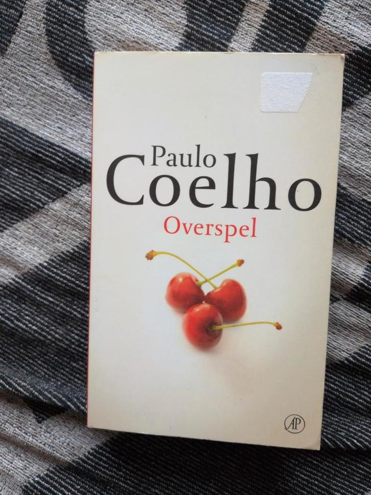 Overspeel - Paulo Coelho (Paperback), Boeken, Romans, Gelezen, Nederland, Ophalen of Verzenden