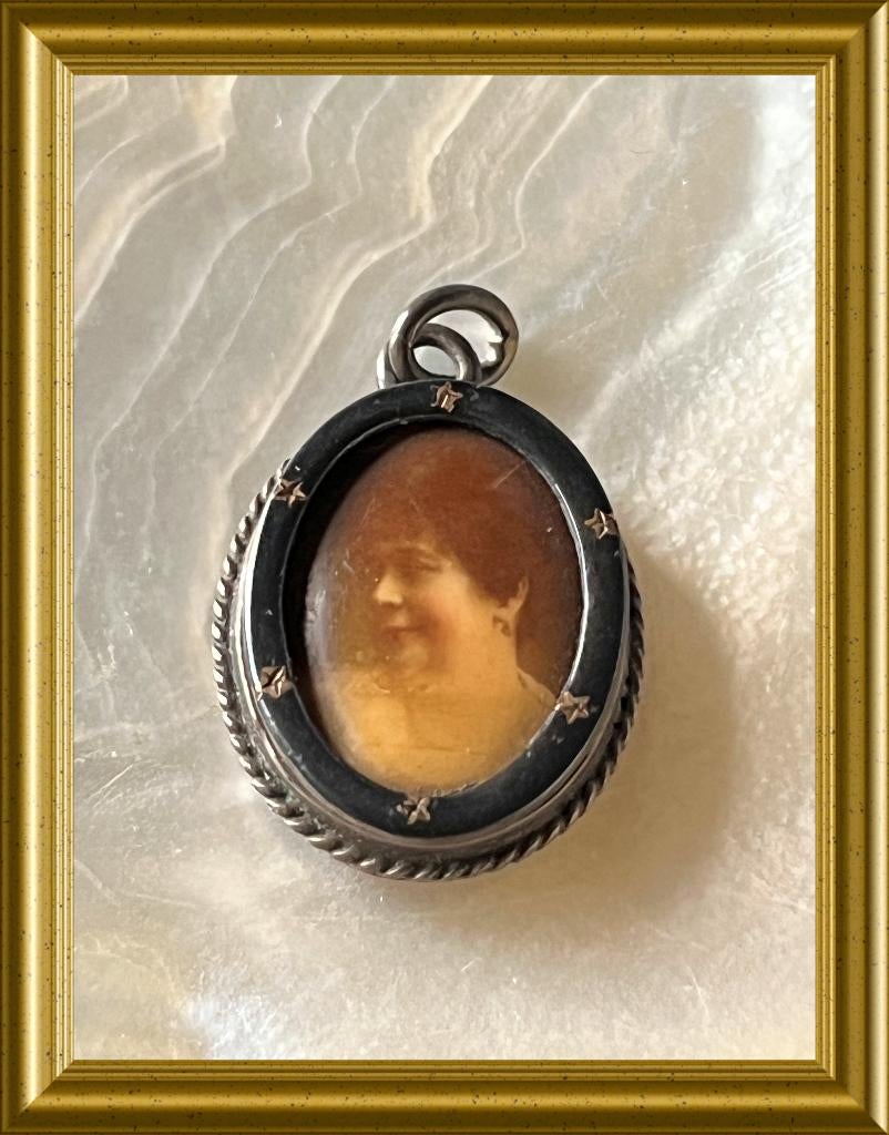 Antiek klein dubbelzijdig hangertje, medaillon, rouw, Sieraden, Tassen en Uiterlijk, Antieke sieraden, Ophalen of Verzenden, Overige materialen