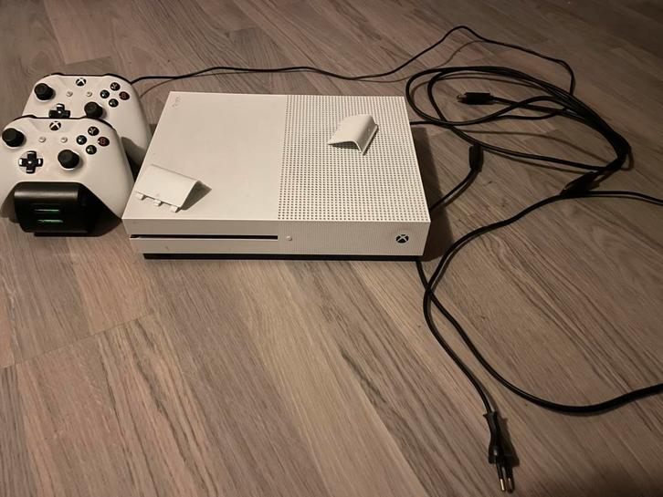 Xbox one s met 2 controllers en een oplader, Spelcomputers en Games, Spelcomputers | Xbox One, Zo goed als nieuw, Xbox One S, 500 GB