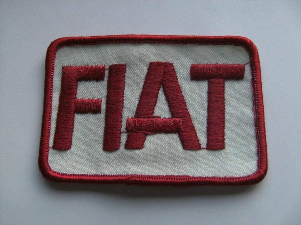 Fiat patch wit rood 9 bij 6 cm badge opnaai embleem vintage, Ophalen of Verzenden, Nieuw, Auto's