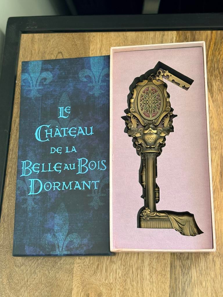 Disney limited jumbo exclusive castle key, Ophalen of Verzenden, Overige figuren, Zo goed als nieuw