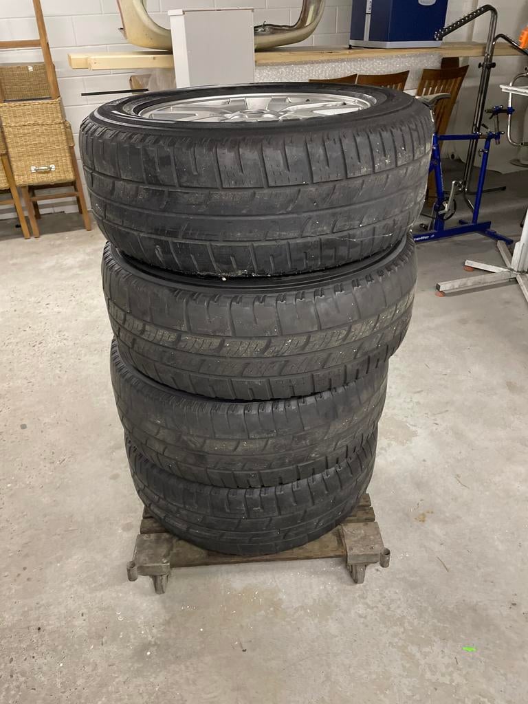 Land Rover Discovery 18 inch aluminium velgen met banden, Auto-onderdelen, Banden en Velgen, 18 inch, Gebruikt, 255 mm, Banden en Velgen