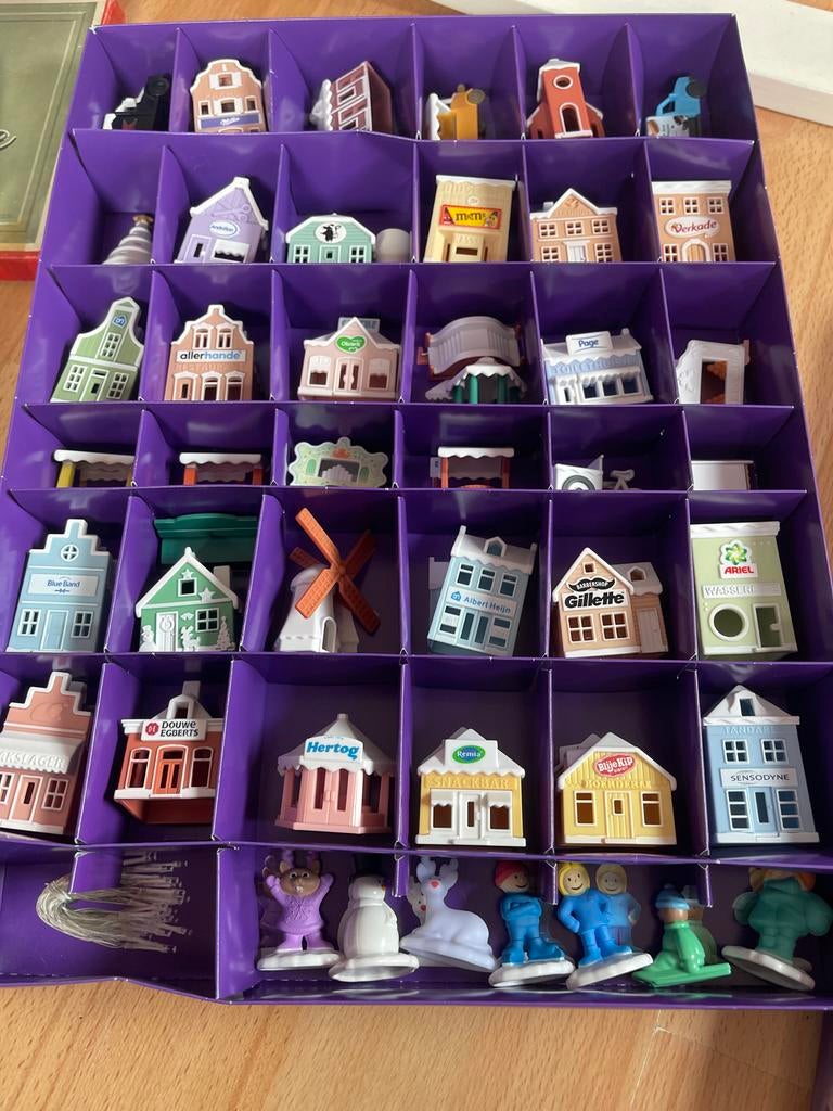 AH Winterdorp bewaardoos met huisjes en figuurtjes, Ophalen, Gebruikt