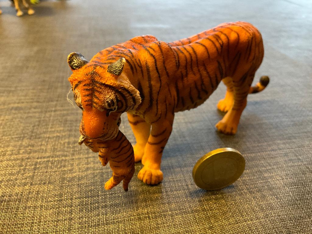 Tijgerin met Jong in Bek ... PAPO ?, Ophalen, Zo goed als nieuw, Wild dier, Beeldje of Figuurtje