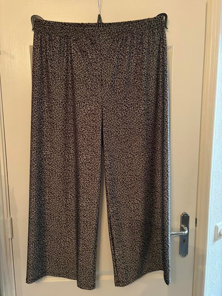 Broek 56/58 Magna wijde pijpen legergroen/zwart, Kleding | Dames, Grote Maten, Ophalen of Verzenden, Nieuw, Zwart, Broek of Spijkerbroek