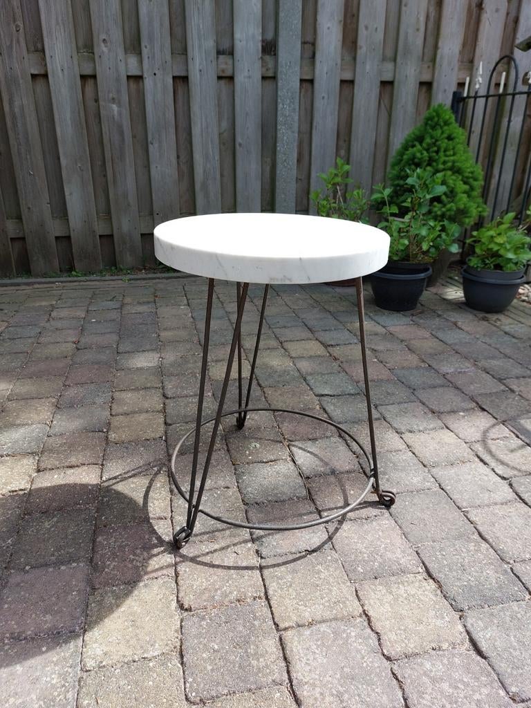 Ijzeren bloementafeltje met marmeren blad, Huis en Inrichting, Tafels | Bijzettafels, Ophalen, Minder dan 45 cm, Minder dan 55 cm