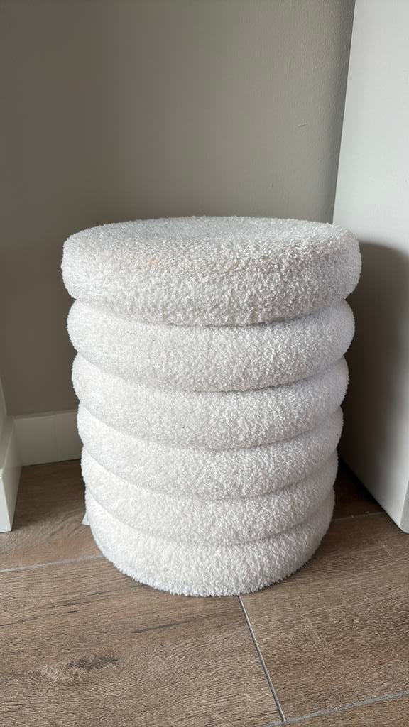 Boucle poef, Ophalen, Minder dan 50 cm, Zo goed als nieuw, Stof
