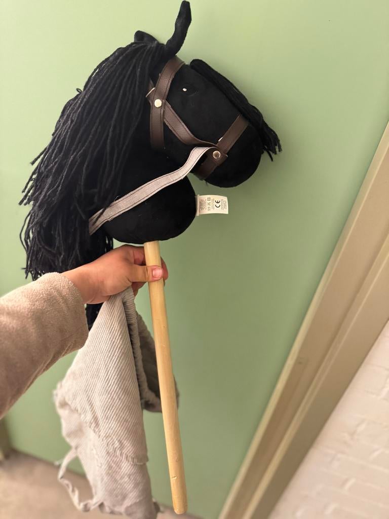 Zwart Stokpaard met Hoofdstel - Perfect voor Uren Speelplezi, Ophalen of Verzenden, Zo goed als nieuw, Jongen of Meisje
