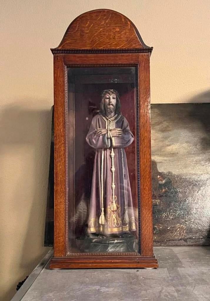 MOOIE OUDE VITRINE INCL RELIGIEUS BEELD