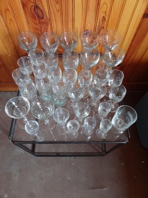 ca 35 oude glazen uit Frankrijk, sommige in geslepen kristal, Antiek en Kunst, Antiek | Glas en Kristal, Verzenden