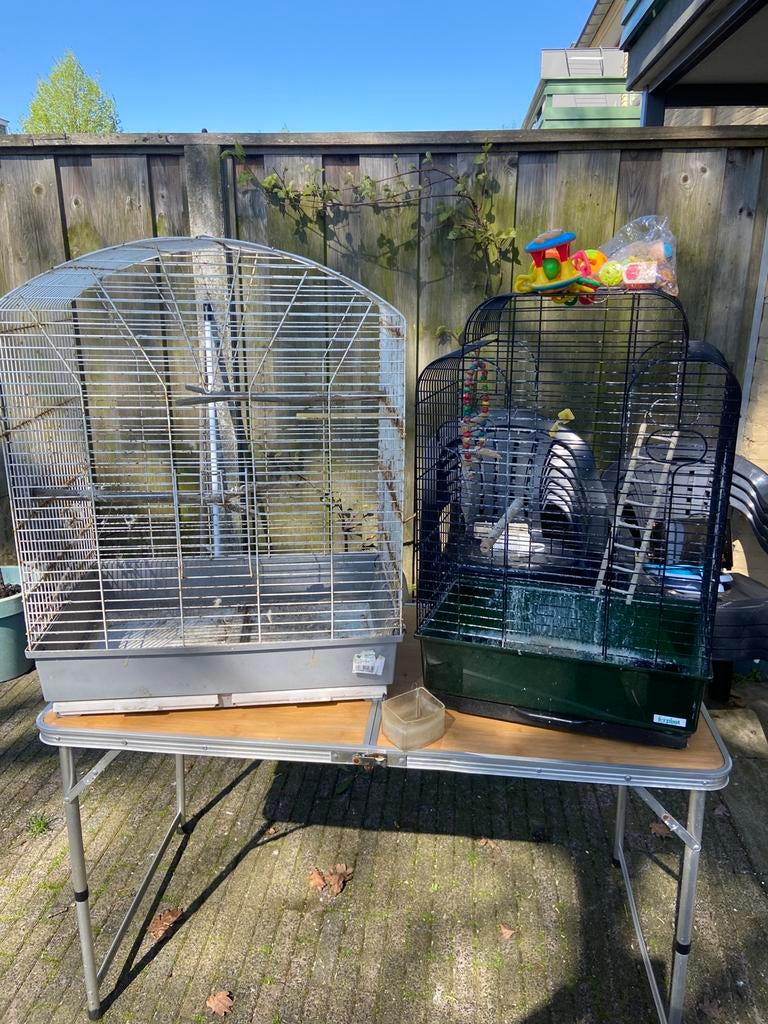 Goed   Twee  kooien  voor kanarie en papegaai, Ophalen of Verzenden, Zo goed als nieuw