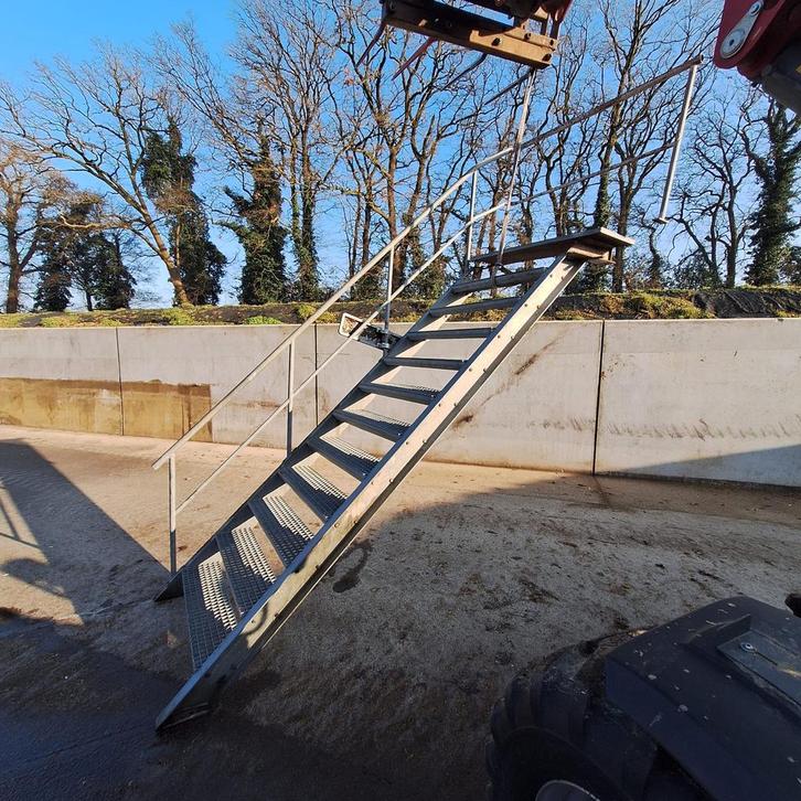 Gegalvaniseerde trap met leuning, Doe-het-zelf en Verbouw, Ladders en Trappen, Gebruikt, Trap, 2 tot 4 meter, Ophalen of Verzenden