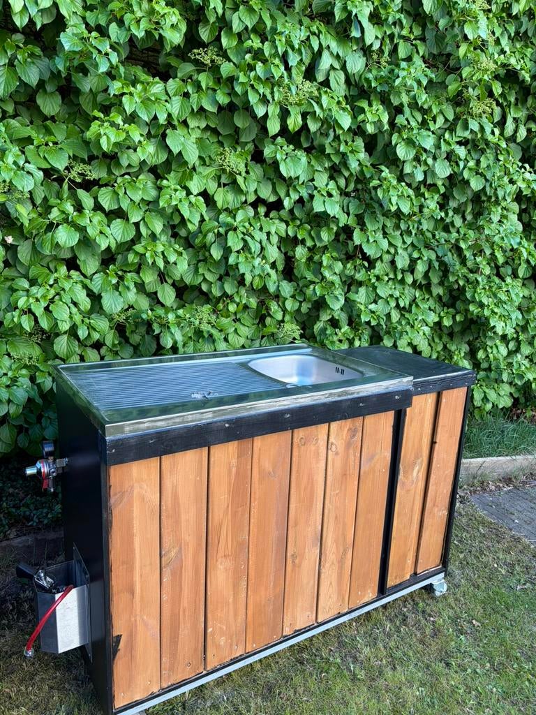 Buitenkeuken / werkbank met spoelbak (verrijdbaar), Huis en Inrichting, Ophalen, Zo goed als nieuw