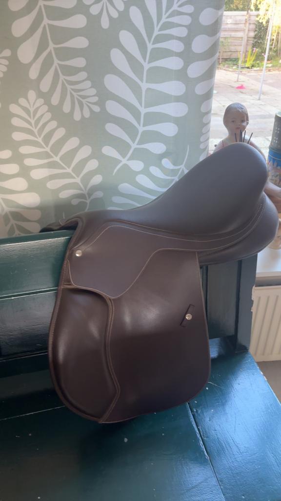 Wintec 500 hart 17,5 inch springzadel, Dieren en Toebehoren, Paarden en Pony's | Zadels, Ophalen, Zo goed als nieuw, Springen