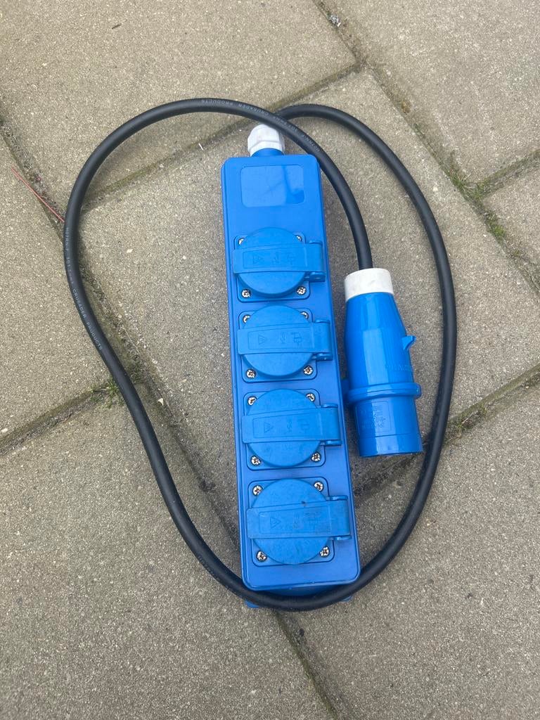 Blauwe CEE verlengkabel met 4 stopcontacten, IP54, Caravans en Kamperen, Ophalen, Zo goed als nieuw