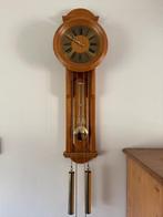 Klassieke wandklok van licht eikenhout met slinger, Antiek en Kunst, Ophalen