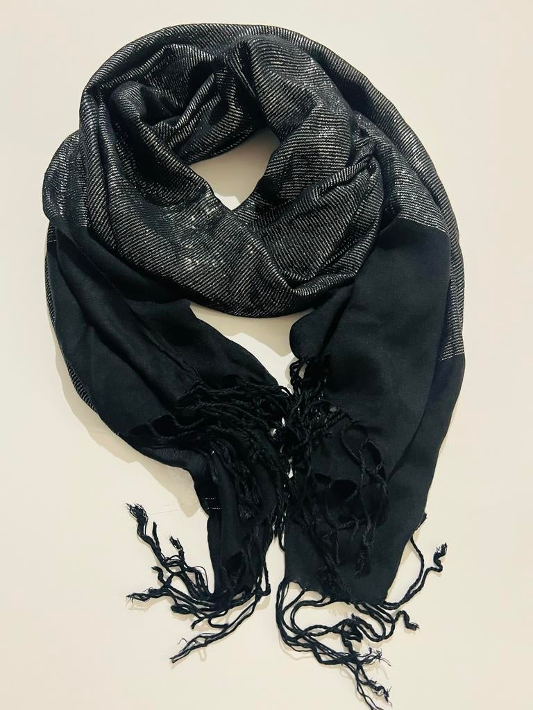 Elegante zwart-zilveren sjaal (met zilverdraad) 70x190 cm, Kleding | Dames, Mutsen, Sjaals en Handschoenen, Ophalen of Verzenden