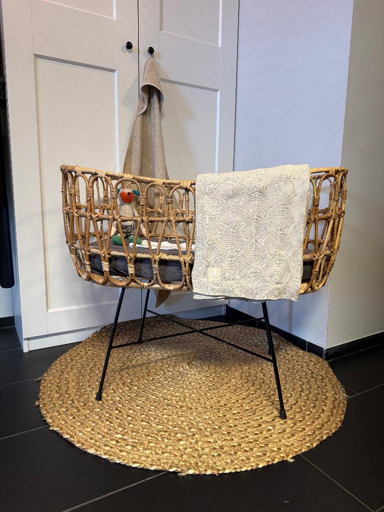 Prachtig wiegje van rotan op ijzeren pootjes, Kinderen en Baby's, Babywiegjes en Ledikanten, Ophalen, Zo goed als nieuw, Wieg