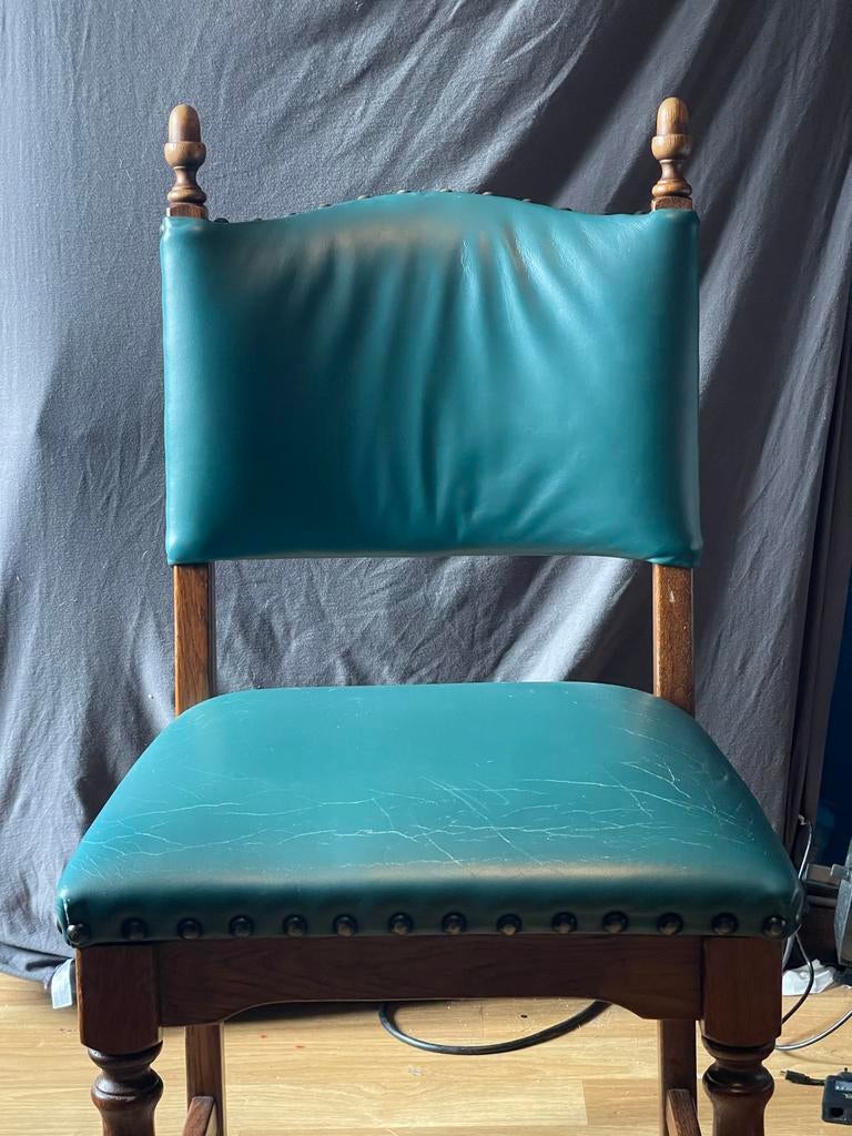 Antieke stoel met groen kunstleer, Ophalen
