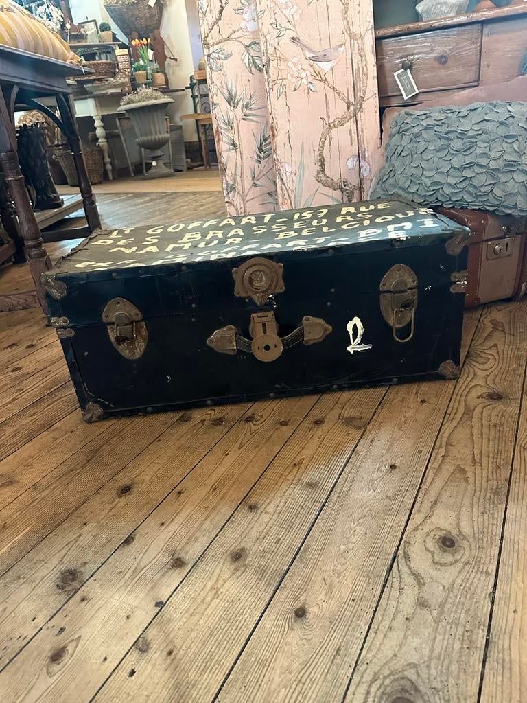 Zwarte kist met opschrift