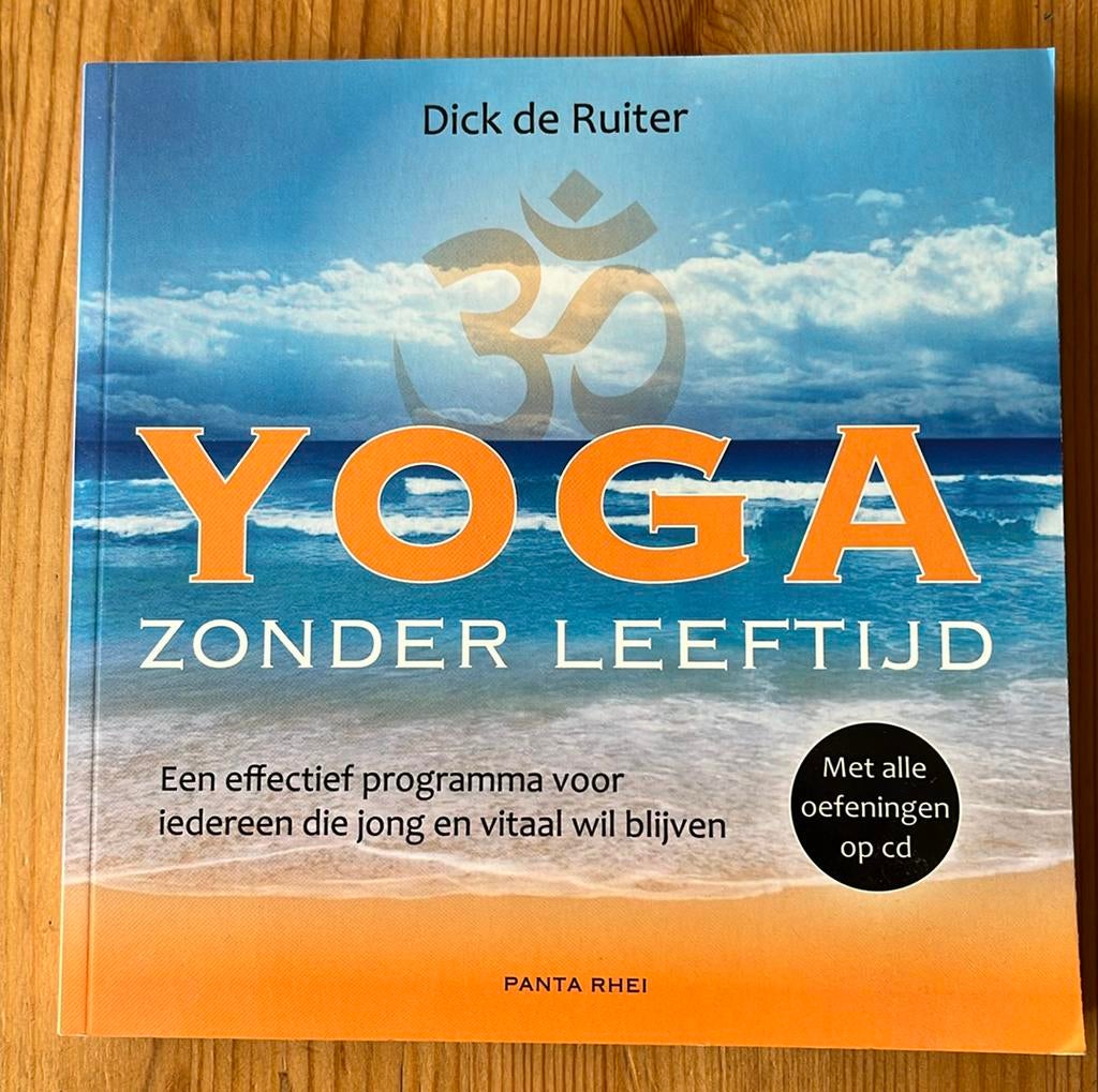 Yoga zonder leeftijd door Dick de Ruiter, Meditatie of Yoga, Ophalen of Verzenden, Zo goed als nieuw, Instructieboek