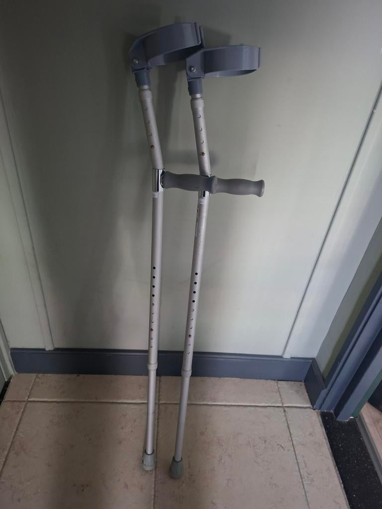 Loop krukken in hoogte verstelbaar, Diversen, Verpleegmiddelen, Ophalen, Zo goed als nieuw