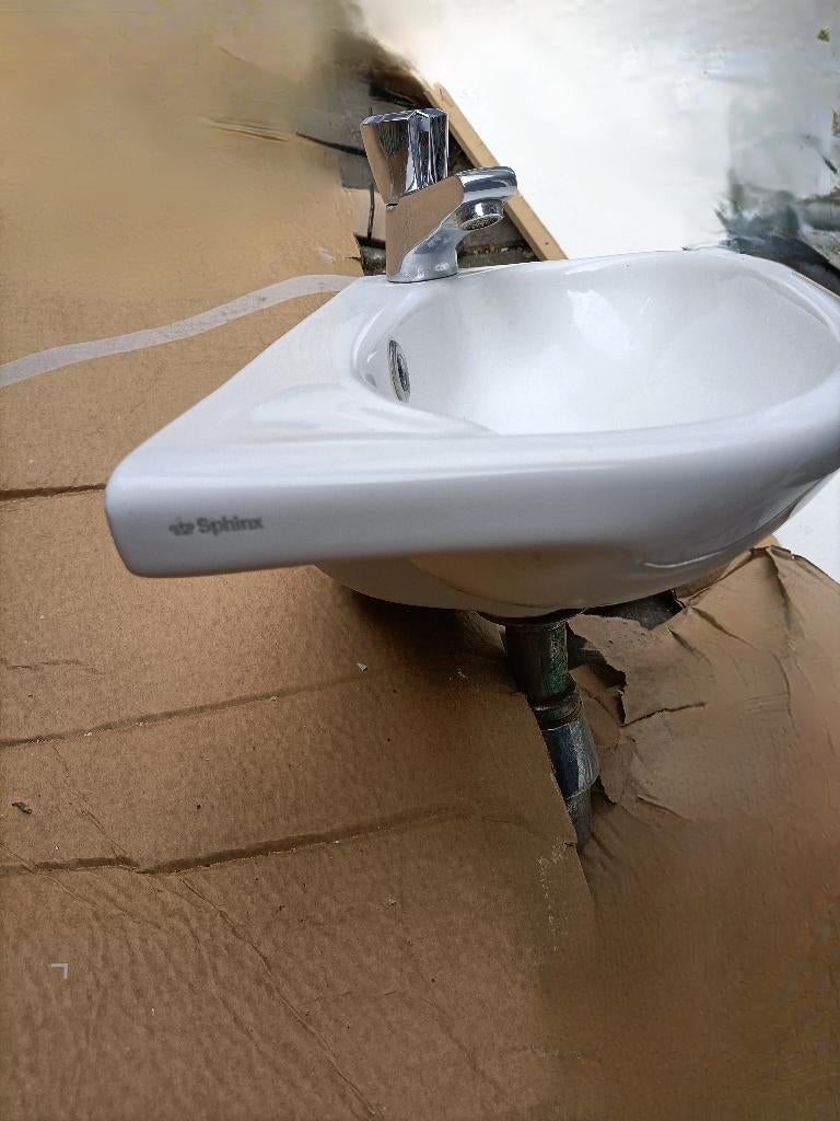 Sphinx fontein, Grohe kraan met metalen sifon, Ophalen, Zo goed als nieuw, Steen, Wastafel