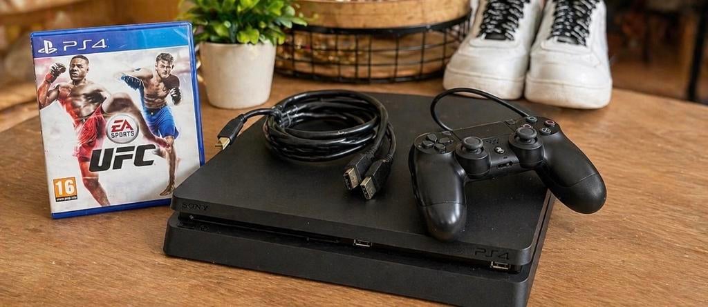 PS4 Slim + Controller + UFC game – zo goed als nieuw., Spelcomputers en Games, Games | Sony PlayStation 4, Online, Vechten, Verzenden