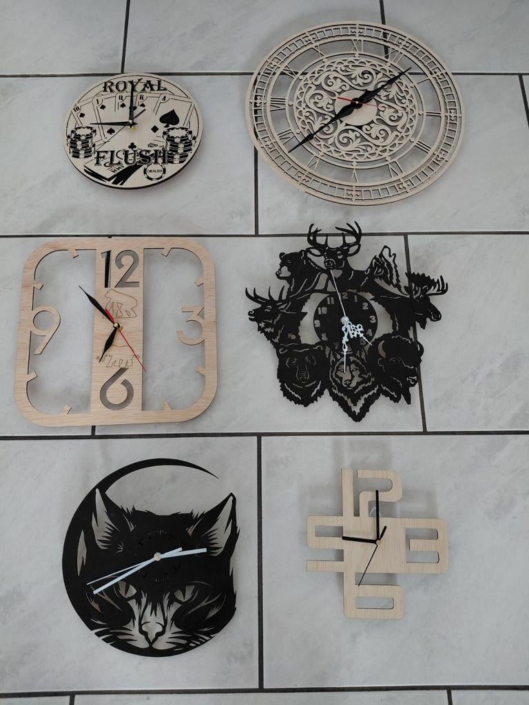 Diverse wandklokken van hout, Ophalen, Wandklok