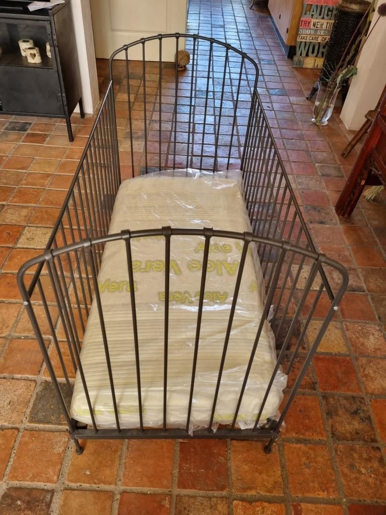 Kinder ledikant met anti allergie matras, Ophalen of Verzenden, Zo goed als nieuw, Minder dan 65 cm